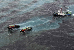 В одном из проливов Сингапура произошел разлив 33 тысяч баррелей нефти